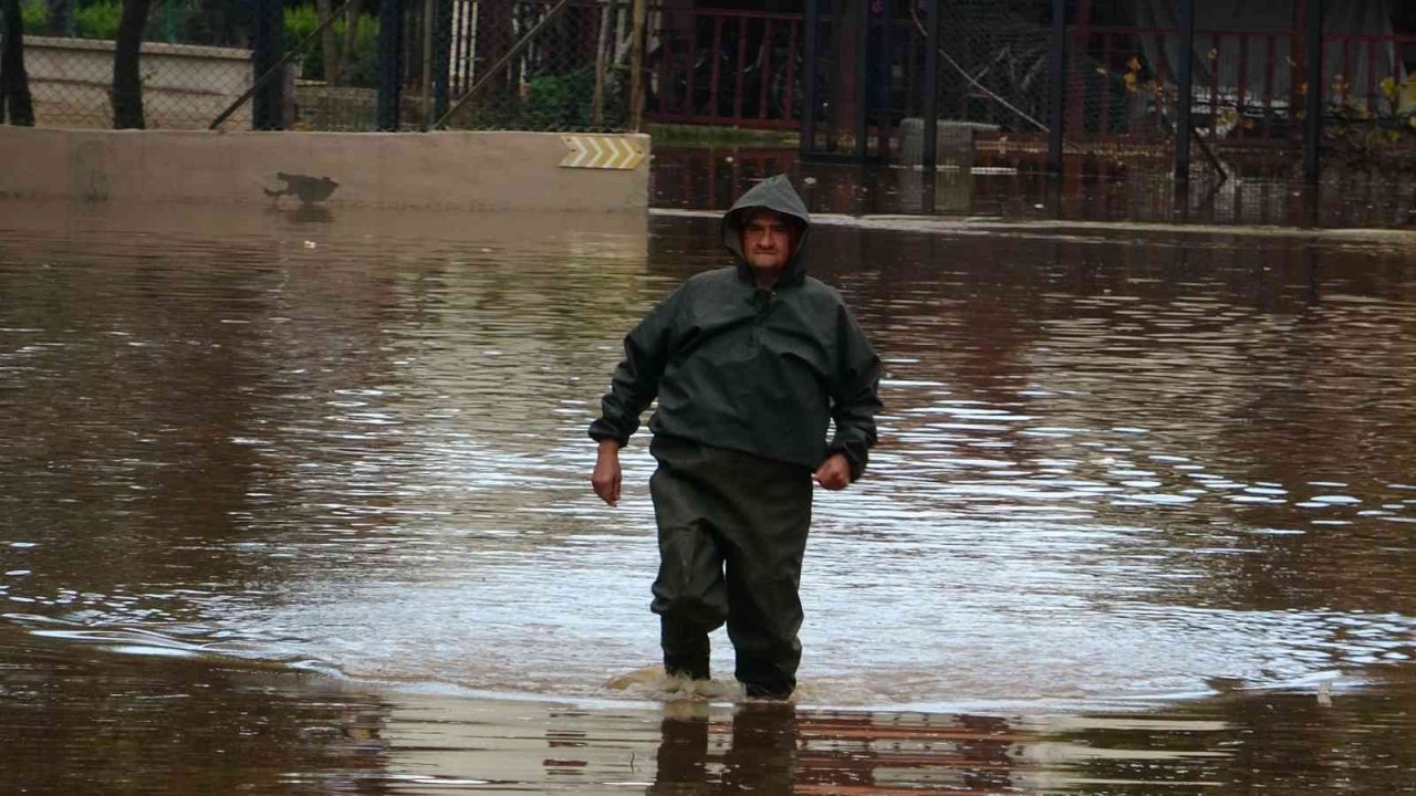 Fethiye’de birçok evi su bastı, mahsur kalanları itfaiye ekipleri kurtardı