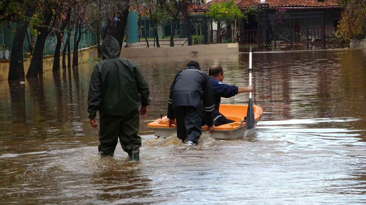 Fethiye’de birçok evi su bastı, mahsur kalanları itfaiye ekipleri kurtardı