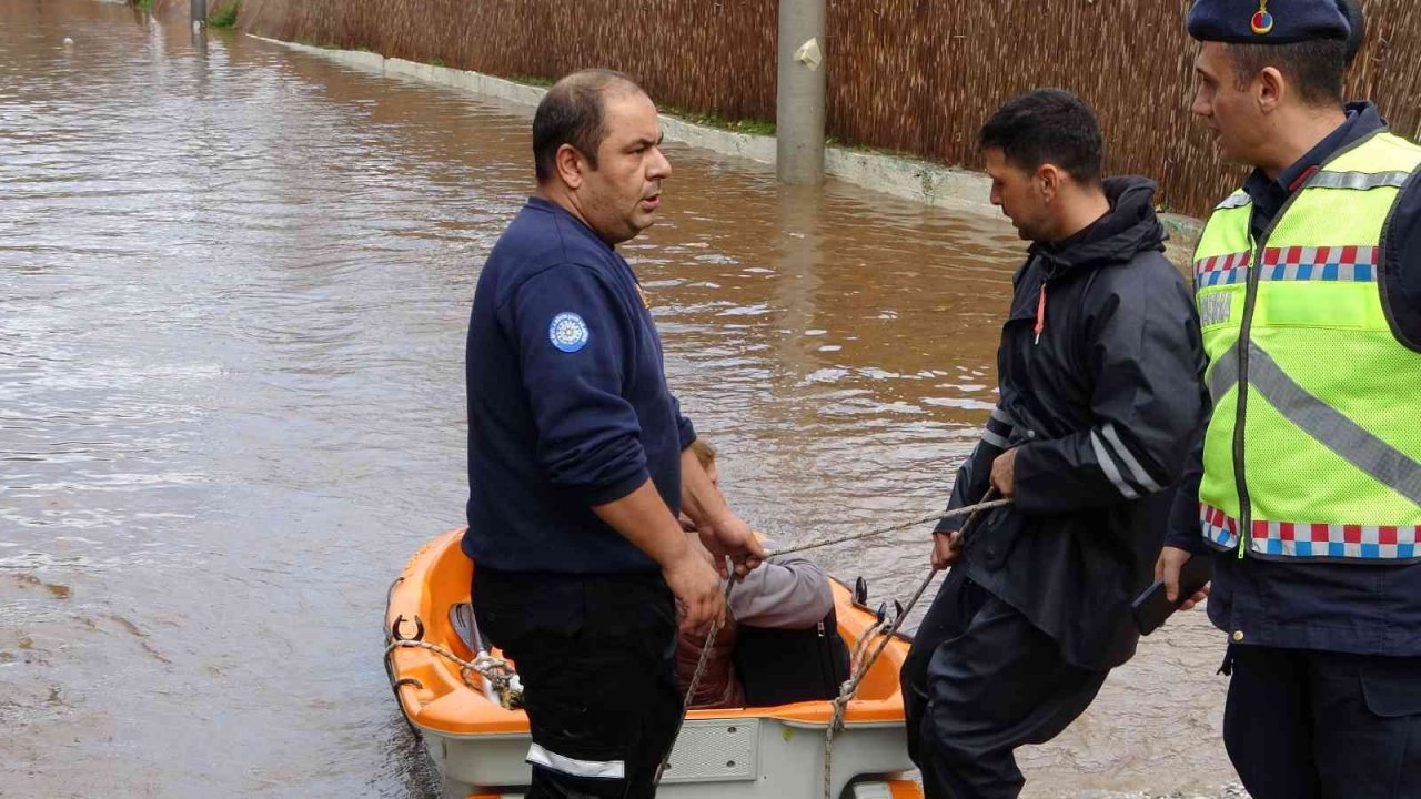 Fethiye’de birçok evi su bastı, mahsur kalanları itfaiye ekipleri kurtardı