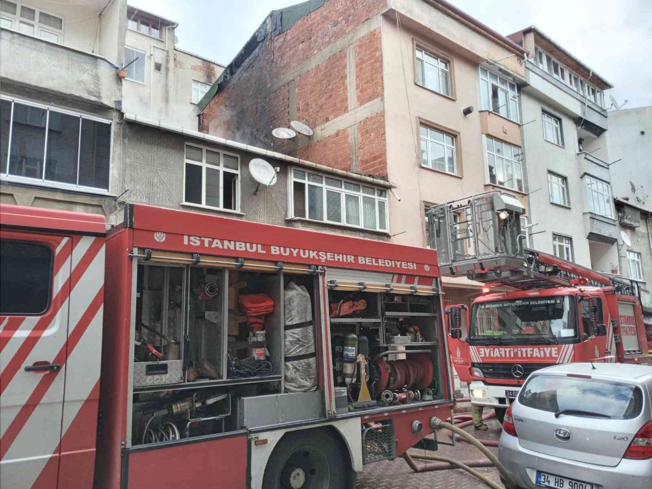 Sultangazi’deki binanın çatısı alev alev yandı