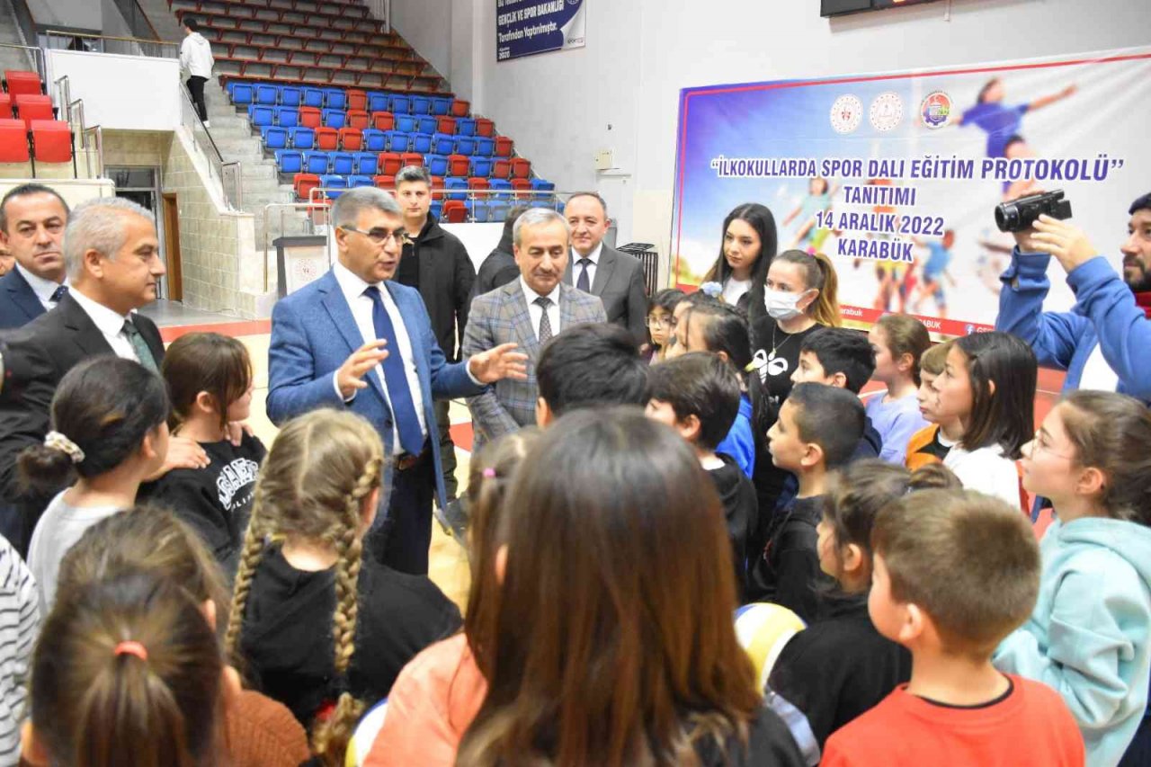 İlkokul öğrencileri Beden Eğitimi derslerini antrenör eşliğinde yapıyor