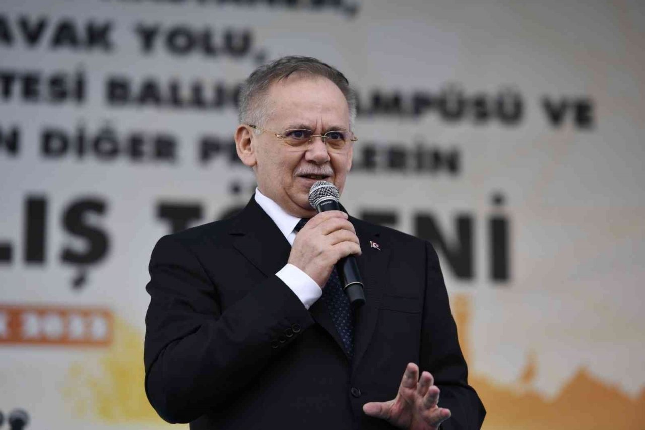 Büyükşehir araç filosuna 60 kar paletli kamyon ile 4 forklift iş makinesi