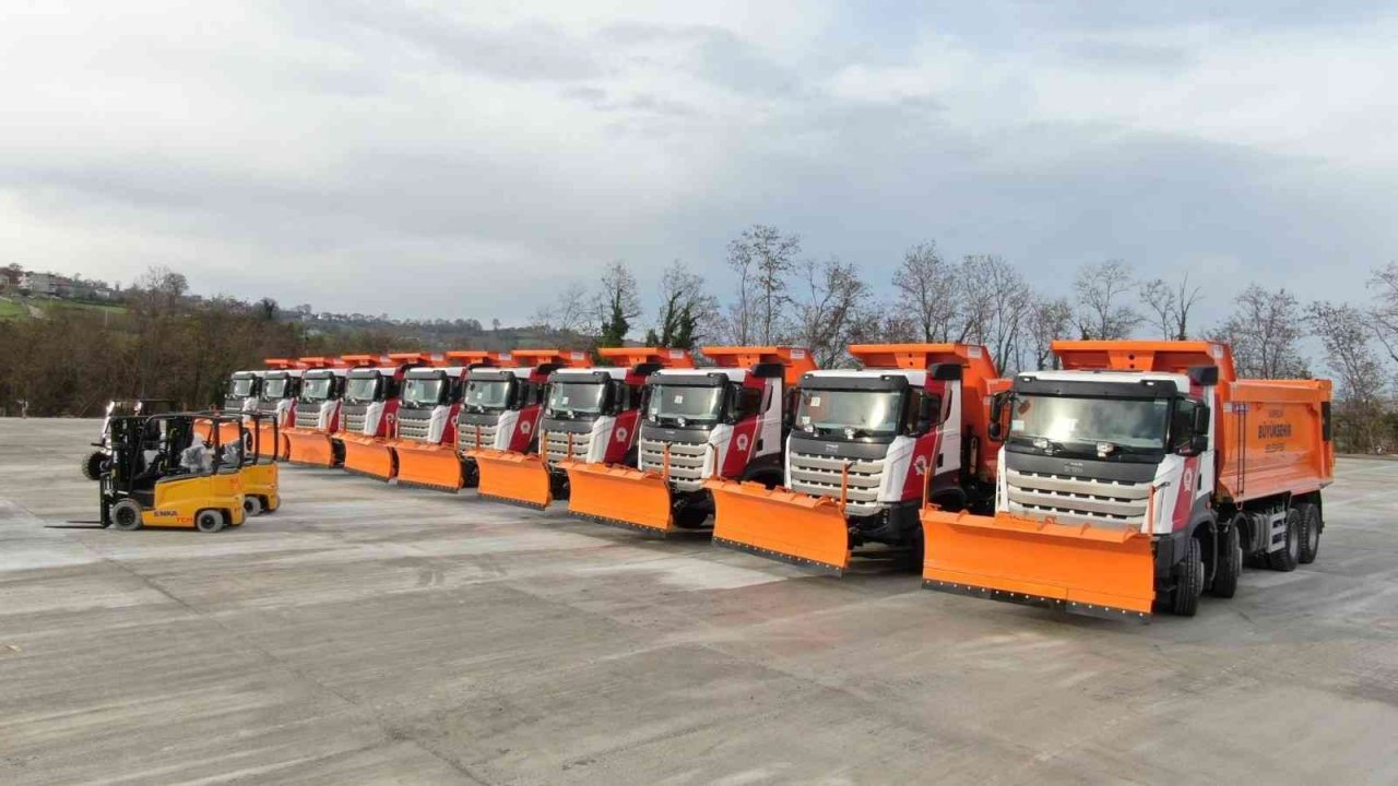 Büyükşehir araç filosuna 60 kar paletli kamyon ile 4 forklift iş makinesi