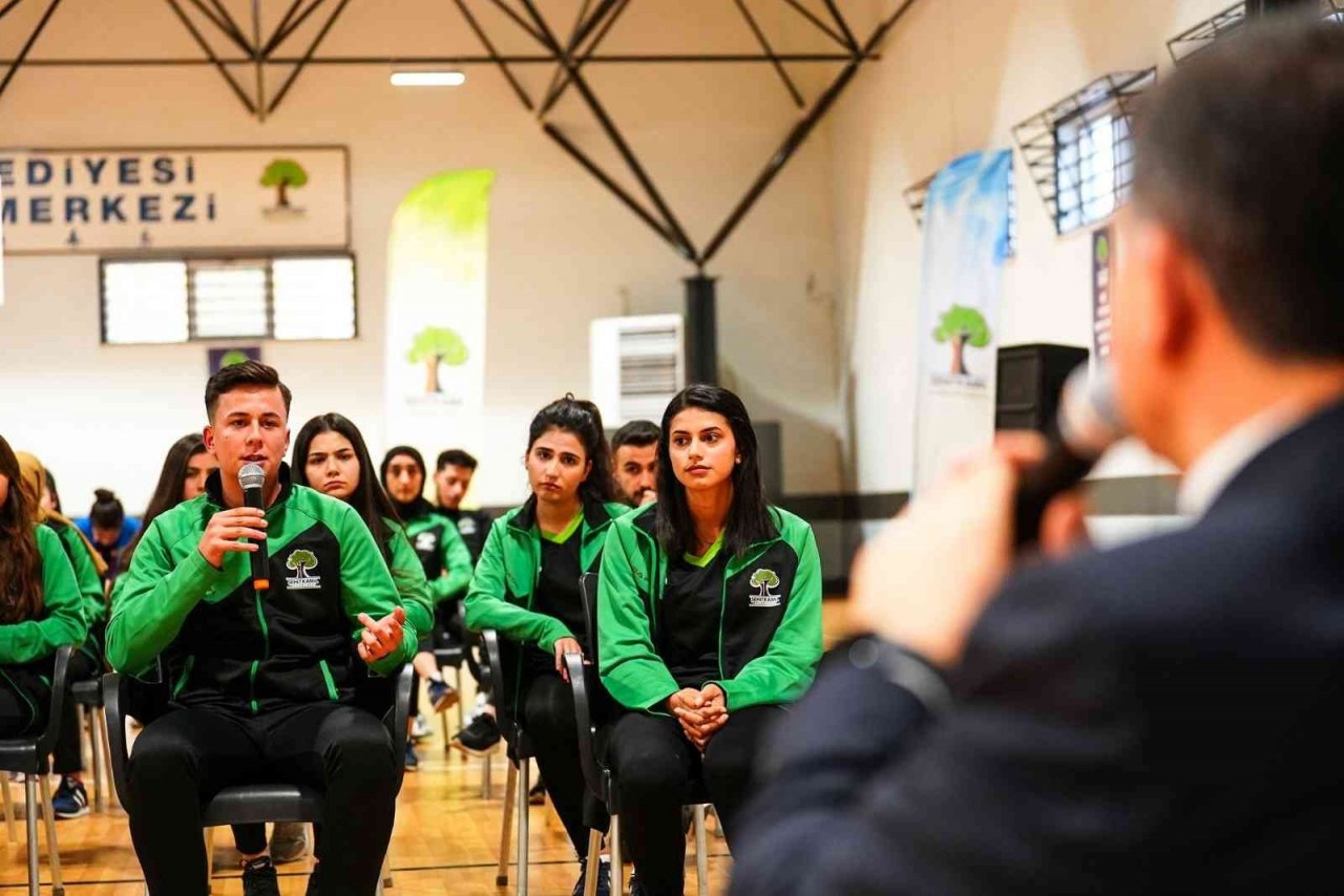 Fadıloğlu Polis Meslek Eğitim Merkezleri sınavına hazırlanan gençlerle buluştu