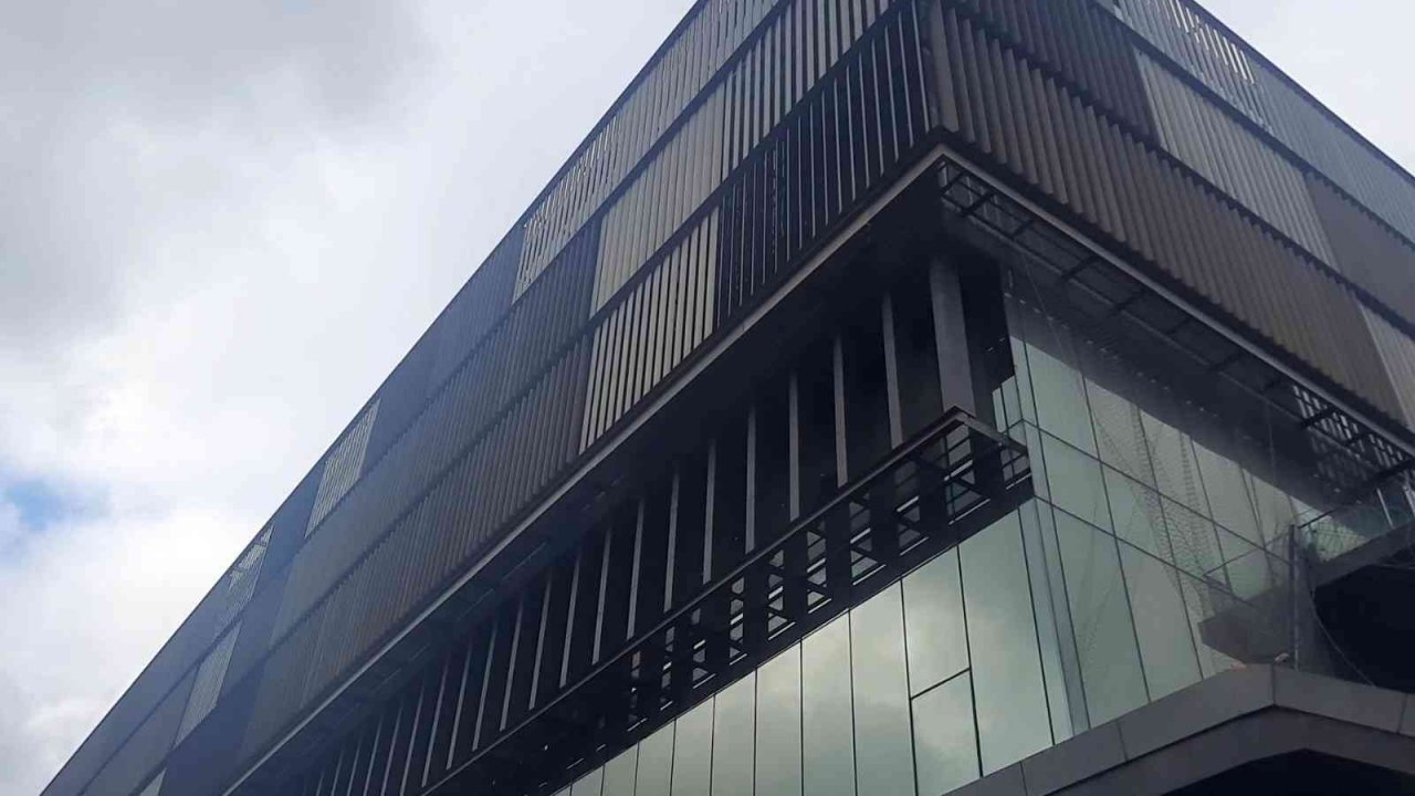 Şişli Belediyesi’nde staj gören genç kız, belediye binasının çatısından düşerek hayatını kaybetti