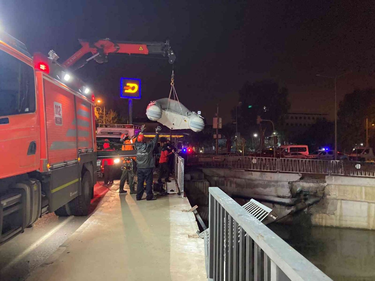 Kontrolden çıkan otomobil çaya uçtu: 1 ölü, 3 yaralı