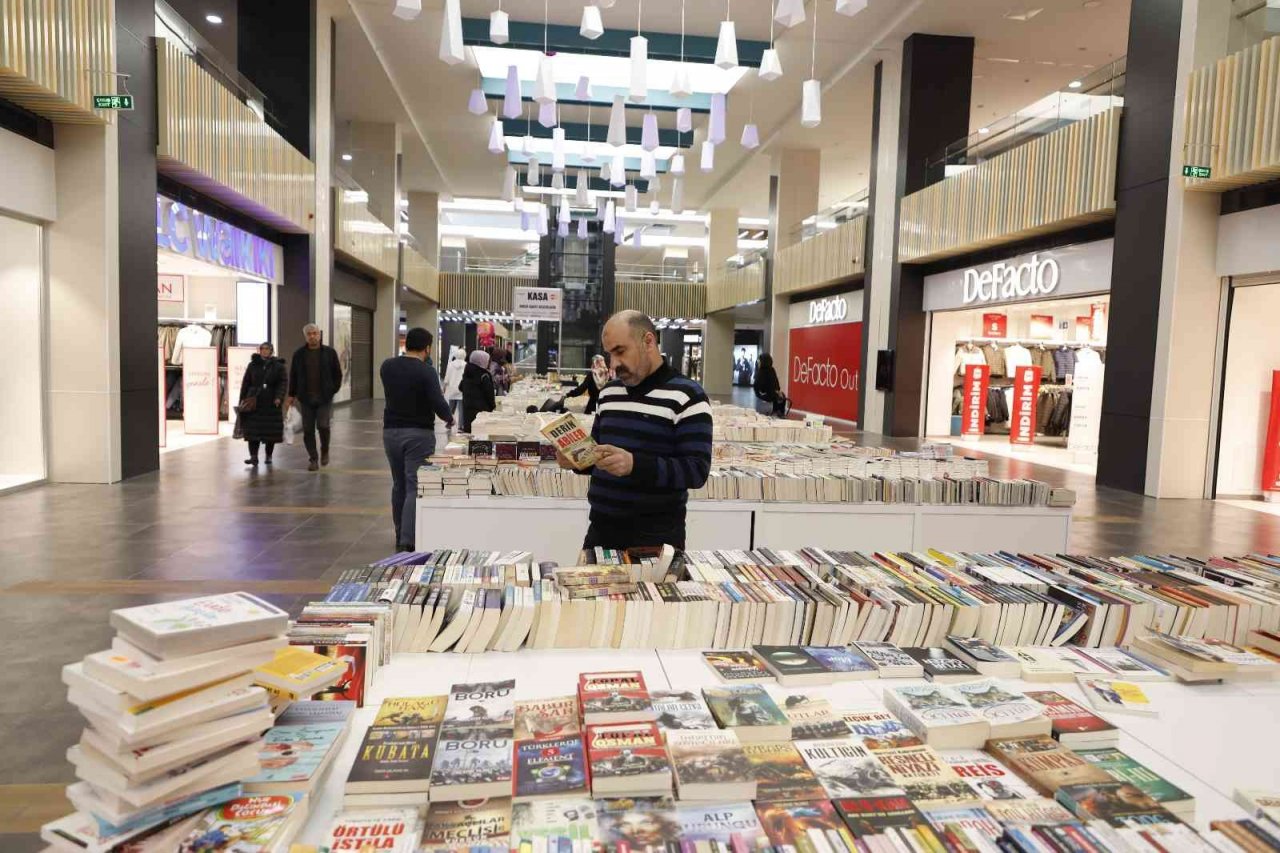 KUMSmall AVM’de ’Kitap ve Hediyelik Eşya Fuarı’ açıldı