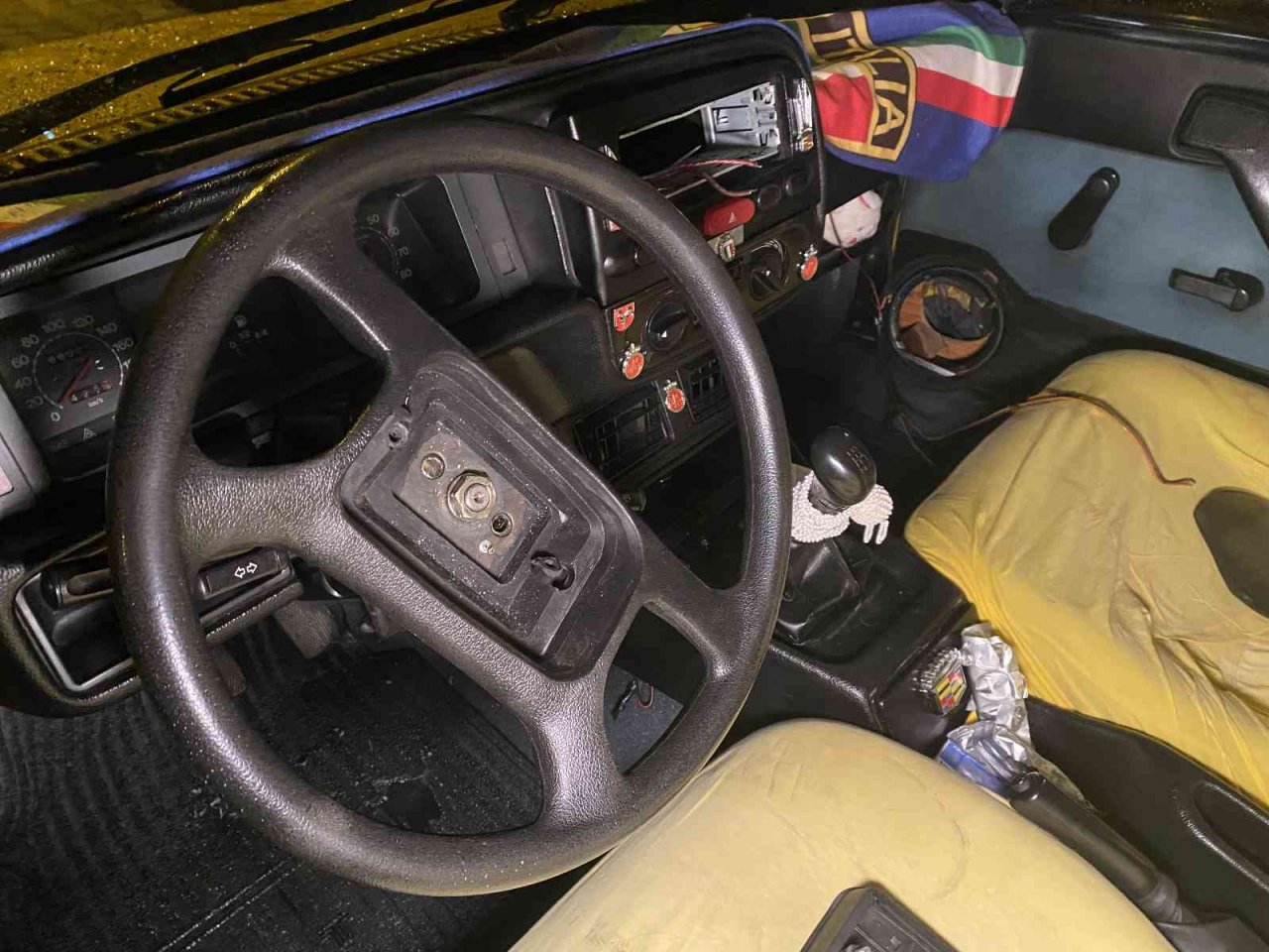 Yıllarca emek vererek yaptırdıkları otomobilin iç donanımları parça parça çalındı