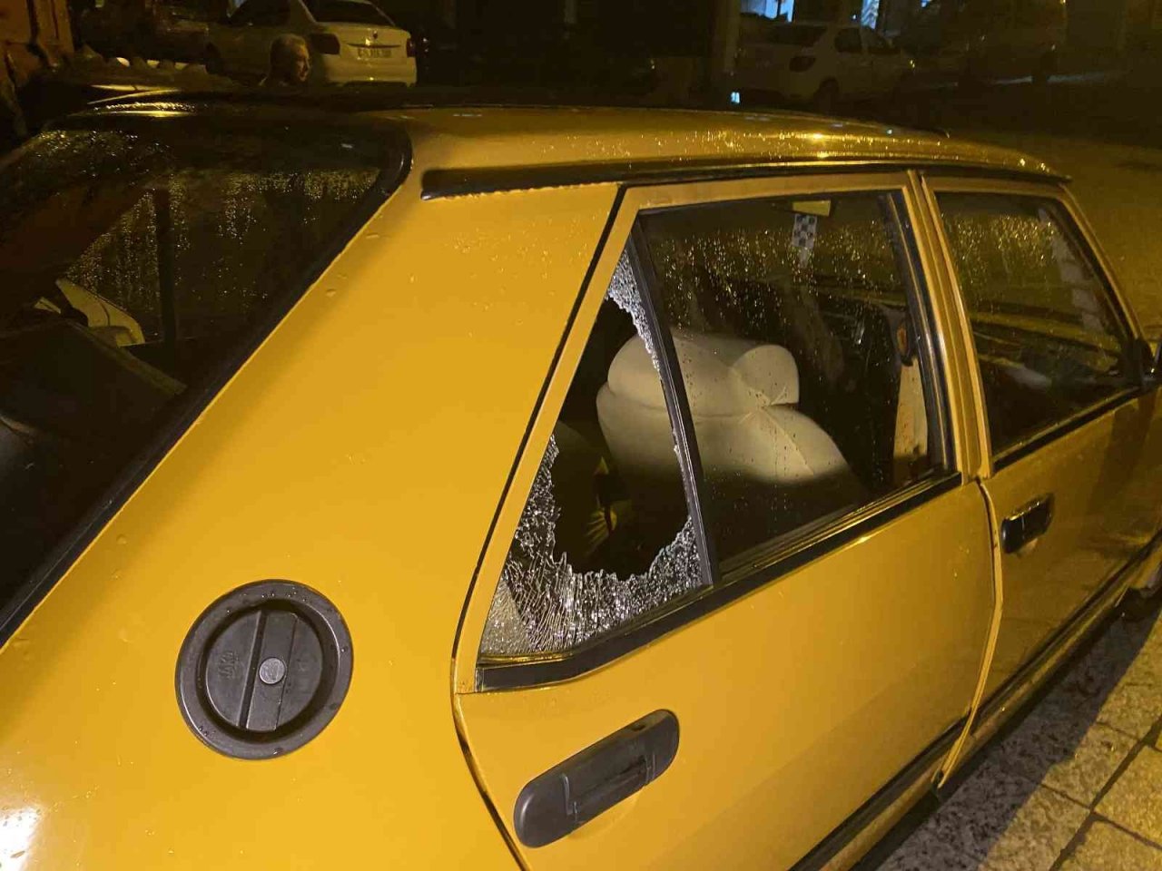 Yıllarca emek vererek yaptırdıkları otomobilin iç donanımları parça parça çalındı