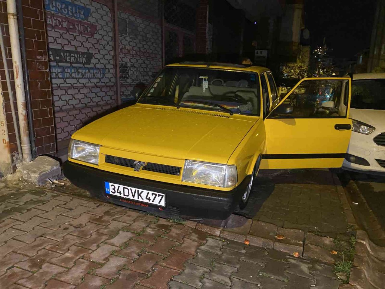 Yıllarca emek vererek yaptırdıkları otomobilin iç donanımları parça parça çalındı