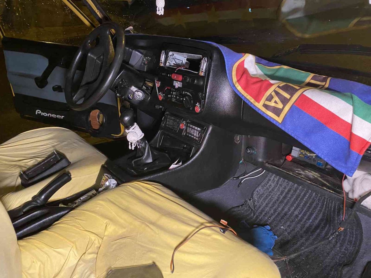 Yıllarca emek vererek yaptırdıkları otomobilin iç donanımları parça parça çalındı