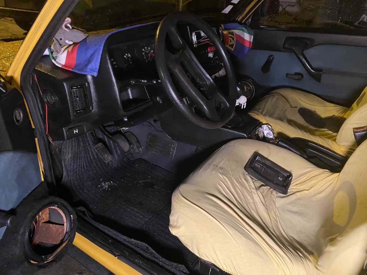 Yıllarca emek vererek yaptırdıkları otomobilin iç donanımları parça parça çalındı