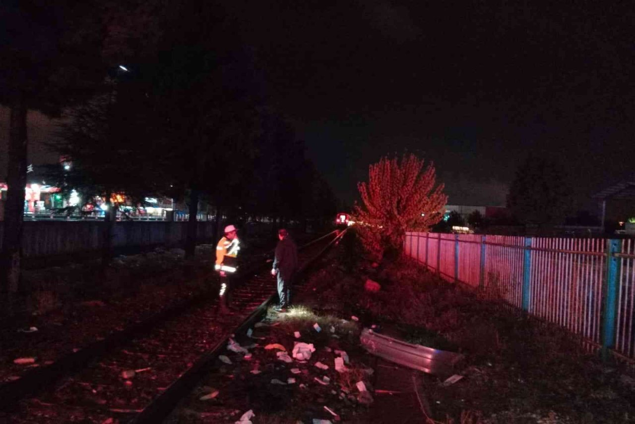 Trene çarpan araçtaki 2 kişi ağır yaralandı