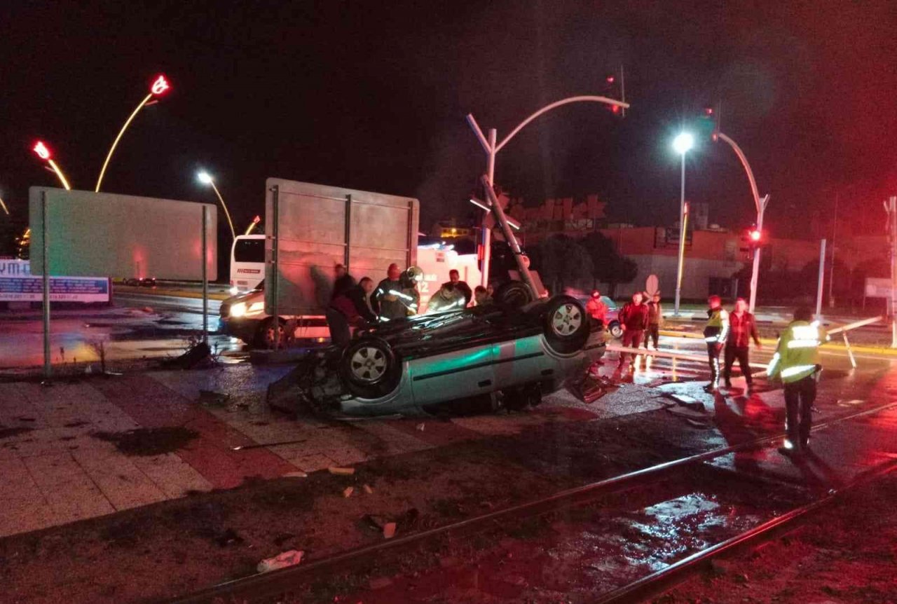 Trene çarpan araçtaki 2 kişi ağır yaralandı