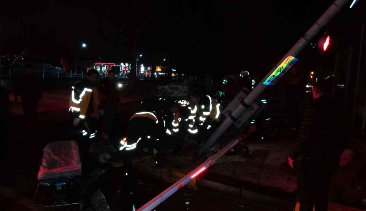 Trene çarpan araçtaki 2 kişi ağır yaralandı