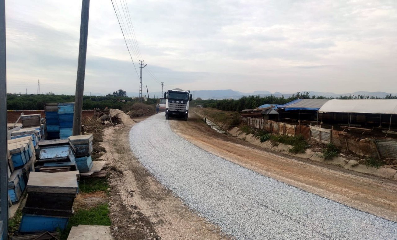 Akdeniz’de asfaltlama çalışmaları sürüyor