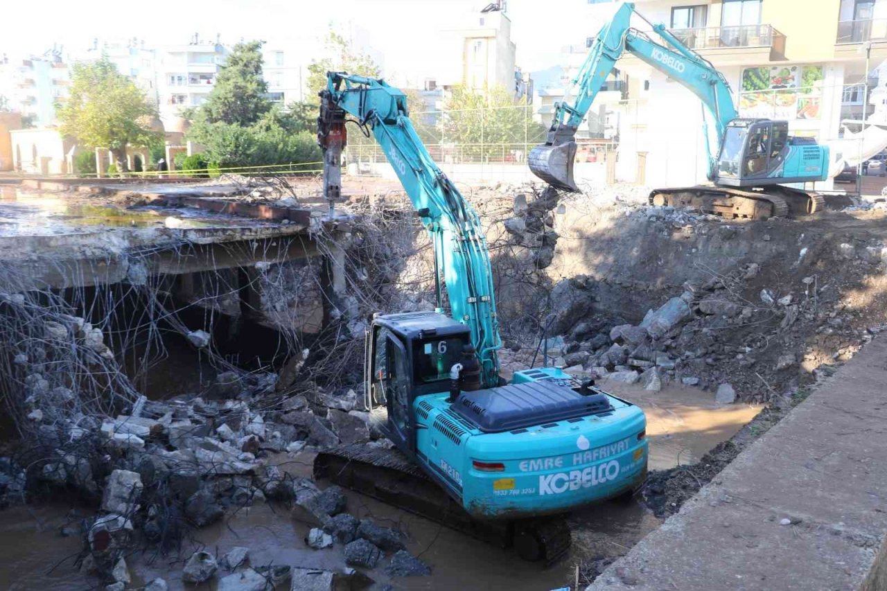 Sele sebep olarak gösterilen Gavur Deresi’ndeki köprüye yıkım kararı