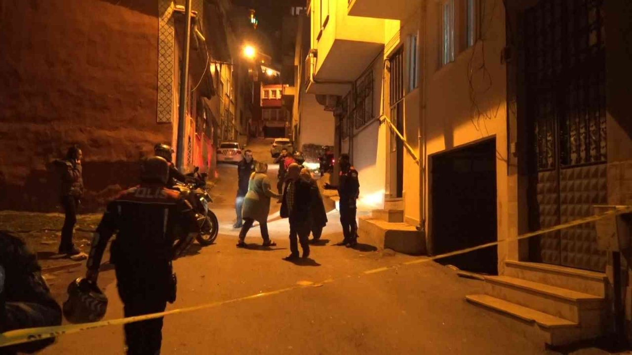 Evinde bıçaklanarak yaralanan genç hastanede hayatını kaybetti