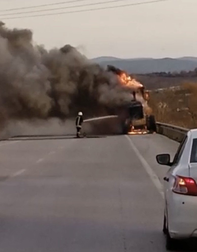 Çanakkale’de seyir halindeki greyder alev alev yandı