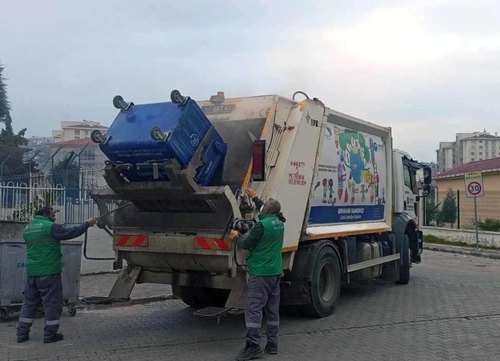 Başkan Sandıkçı: “İlçemizin her noktasını kapsamlı bir şekilde temizliyoruz”