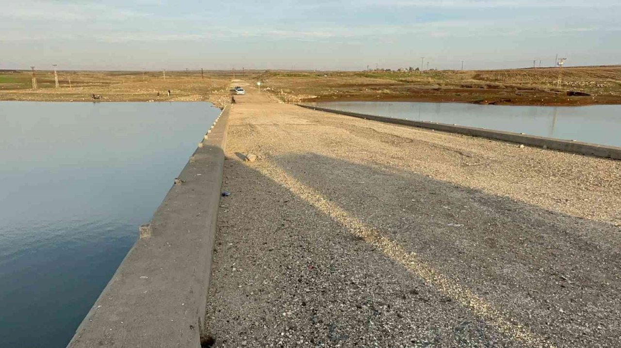 Sular çekilince tarihi köprü gün yüzüne çıktı
