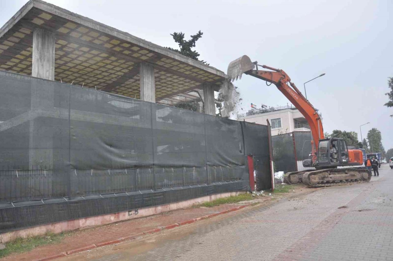 Çukurova’da kaçak yapılar yıkıldı
