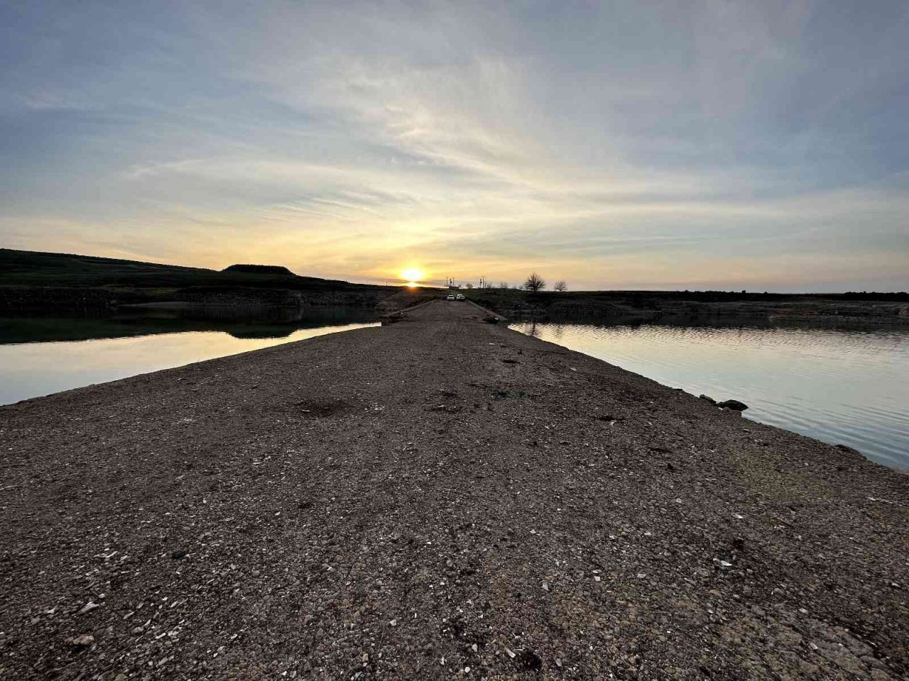 Sular çekilince tarihi köprü gün yüzüne çıktı
