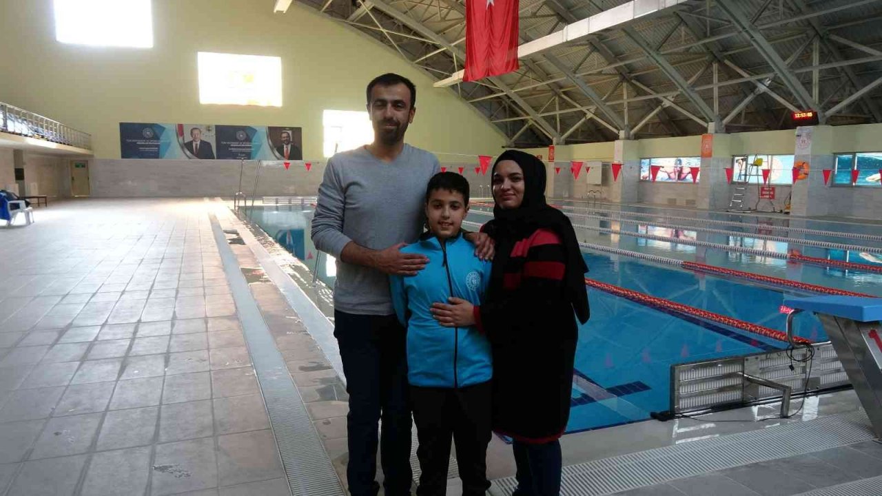 Yüzme bilmeyenlerin arasından keşfedildi, sol eli olmadan Türkiye birincisi oldu
