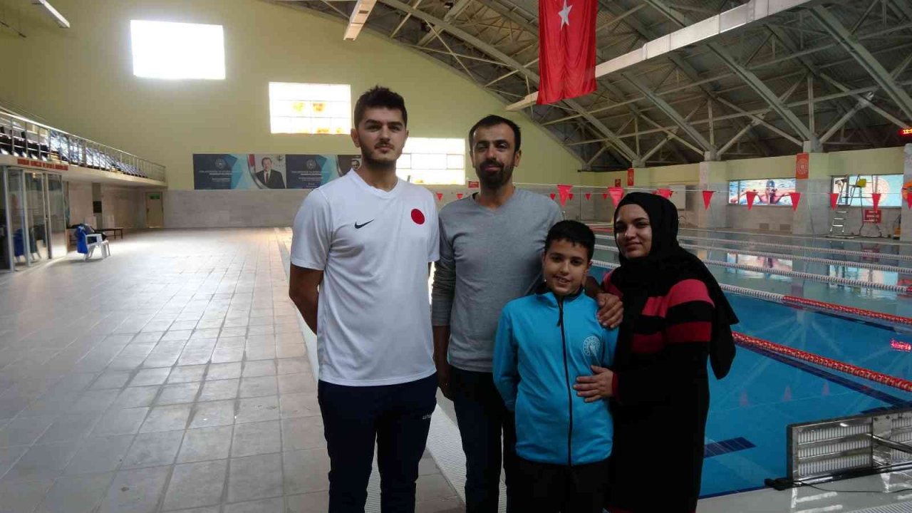 Yüzme bilmeyenlerin arasından keşfedildi, sol eli olmadan Türkiye birincisi oldu