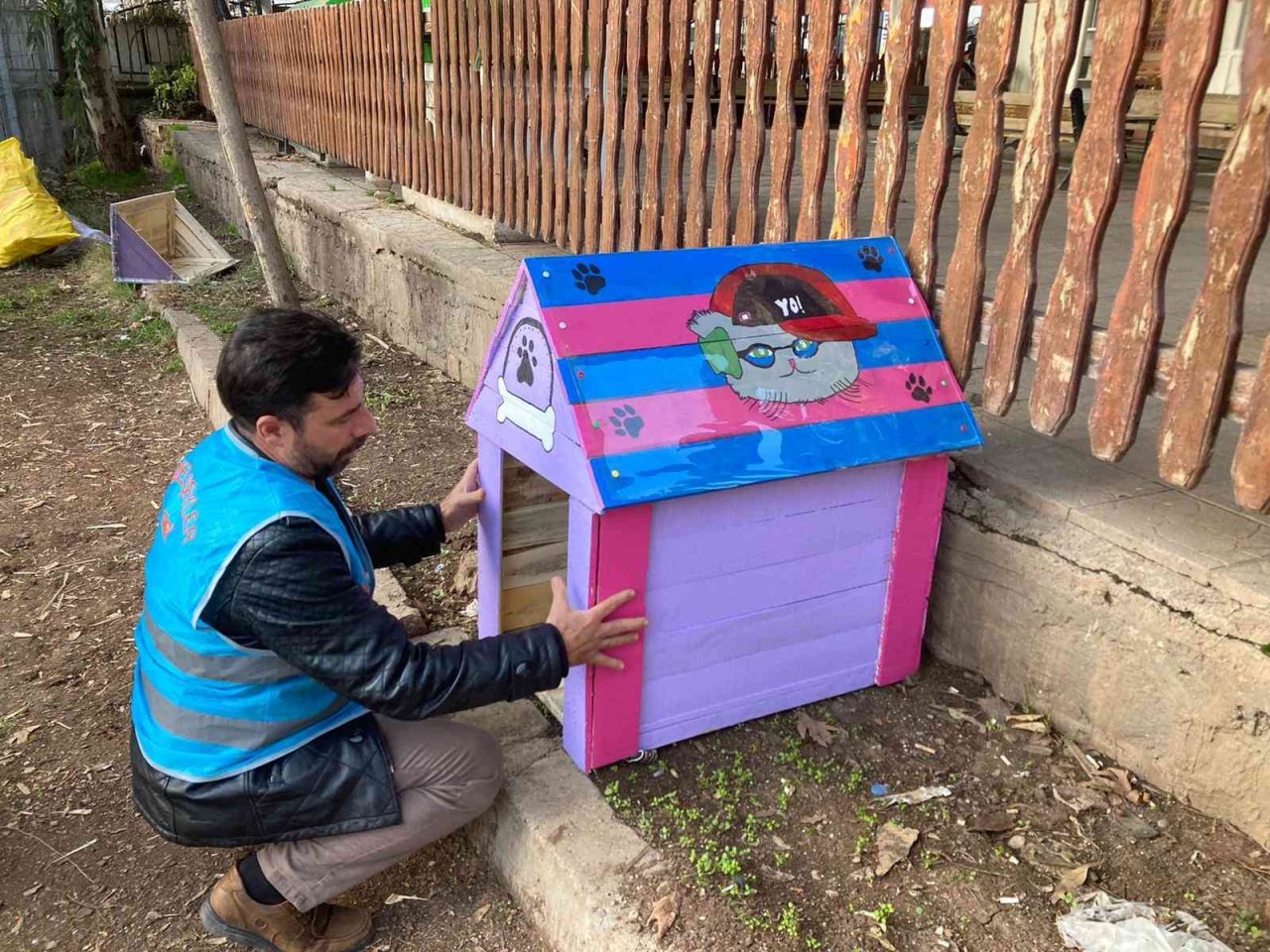 Siverek’te sokak hayvanları için kulübeler yapıldı