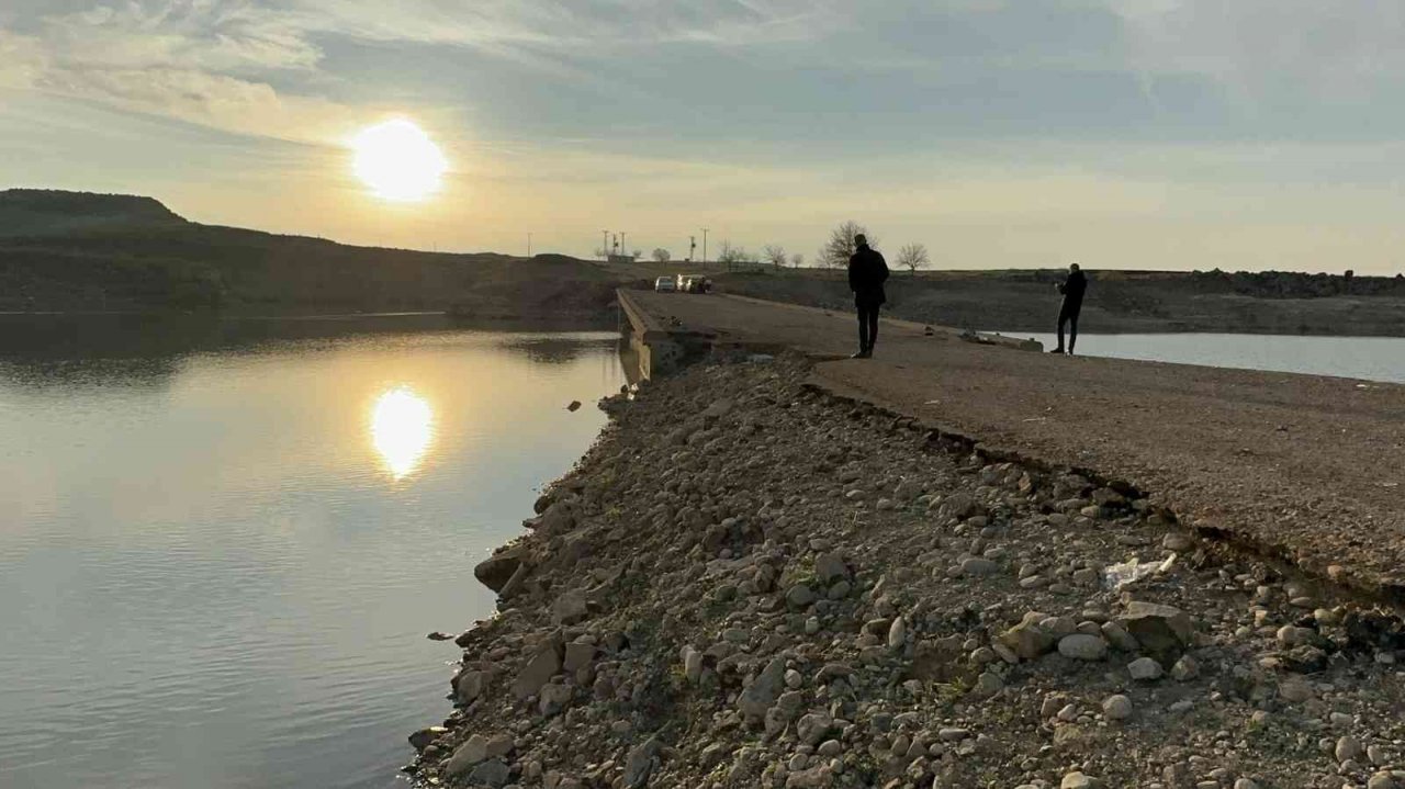 Sular çekilince tarihi köprü gün yüzüne çıktı