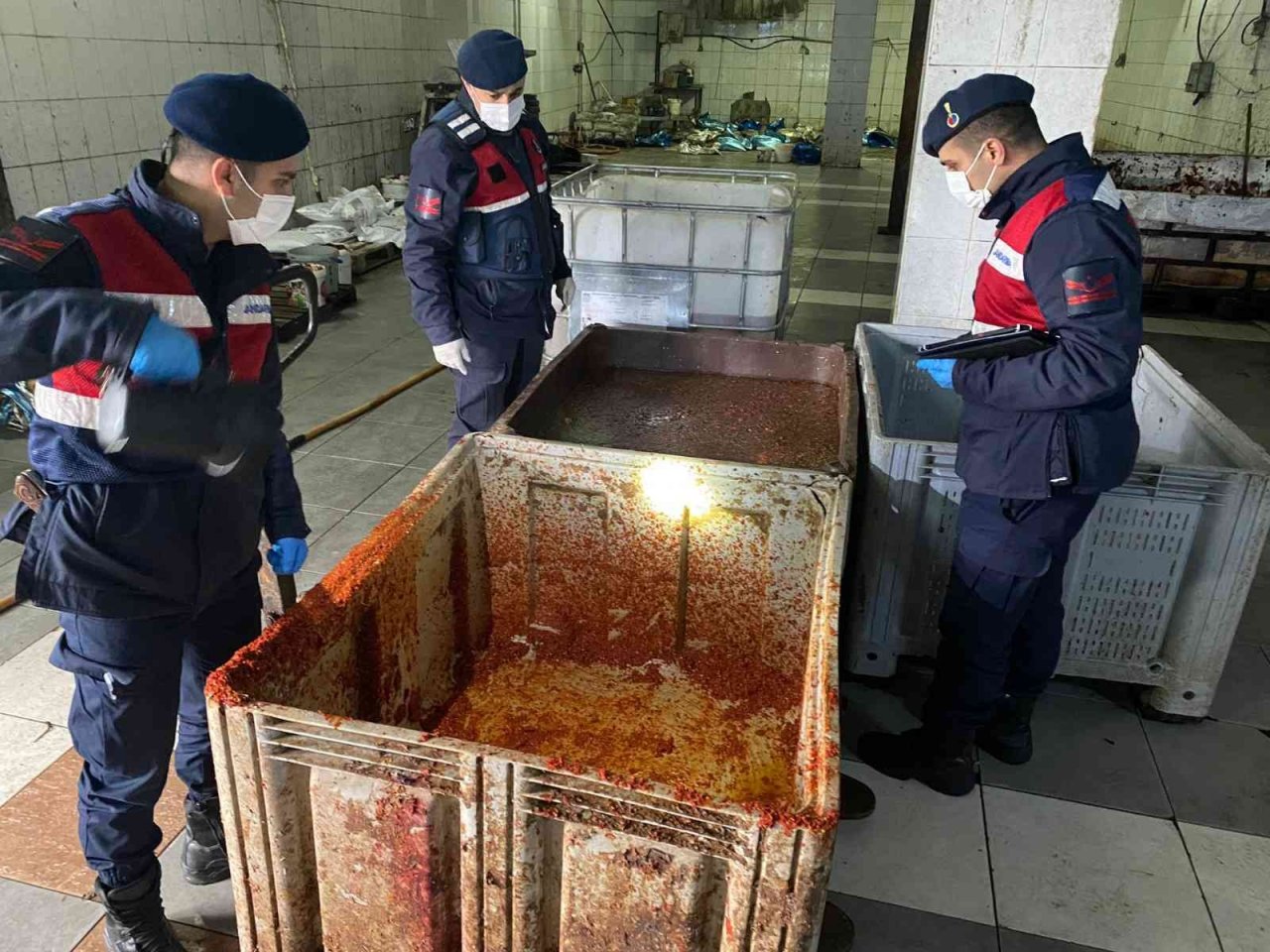 Besi çiftliğinde sağlıksız koşullarda ürettikleri salçayı vatandaşa yedireceklerdi