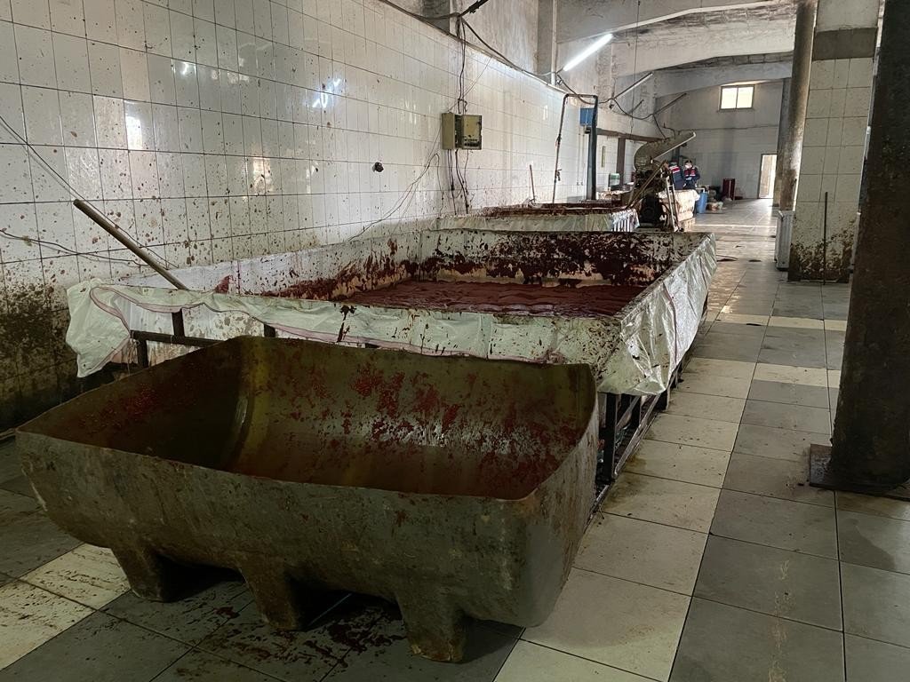 Besi çiftliğinde sağlıksız koşullarda ürettikleri salçayı vatandaşa yedireceklerdi