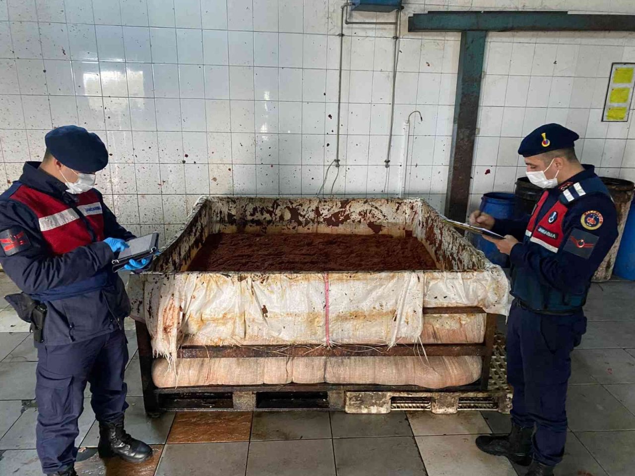 Besi çiftliğinde sağlıksız koşullarda ürettikleri salçayı vatandaşa yedireceklerdi