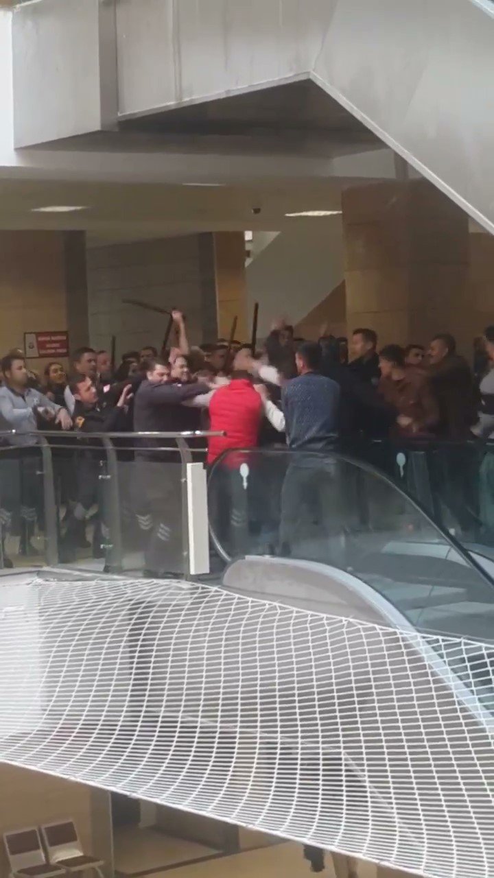 Adana Adliyesinde kavga: O anlar kamerada