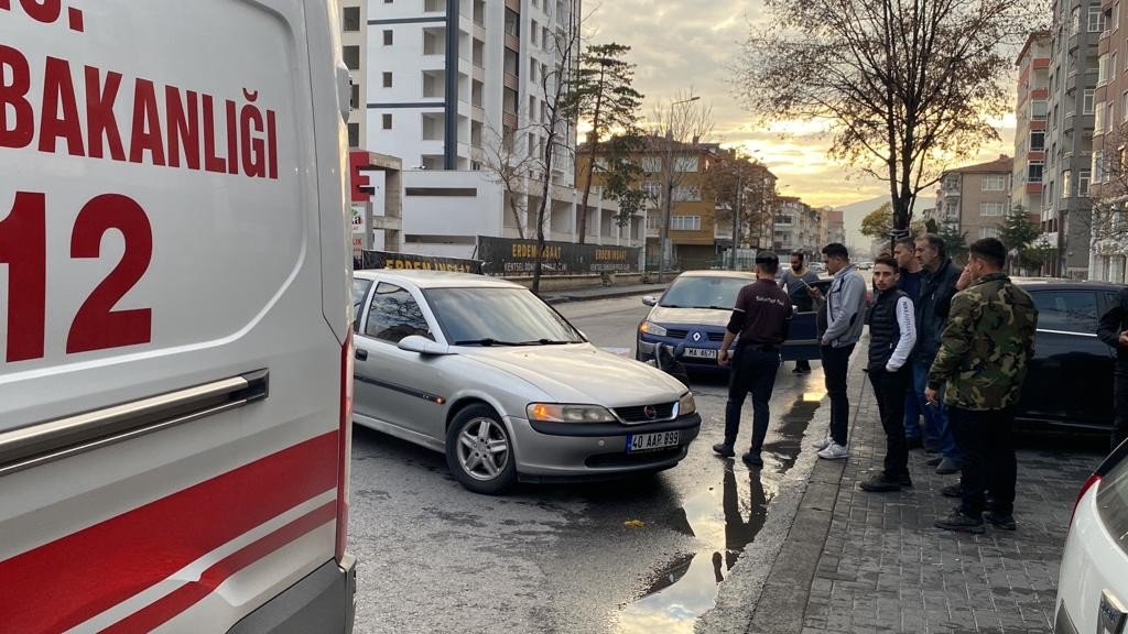 Motosiklet, otomobile çarptı: 1 yaralı