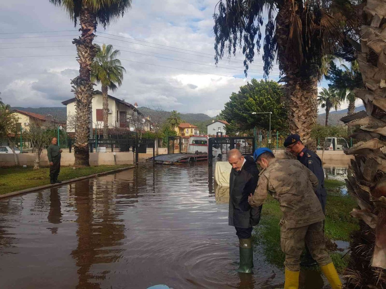 Fethiye Kaymakamı Karaman, sel mağdurlarını yalnız bırakmadı