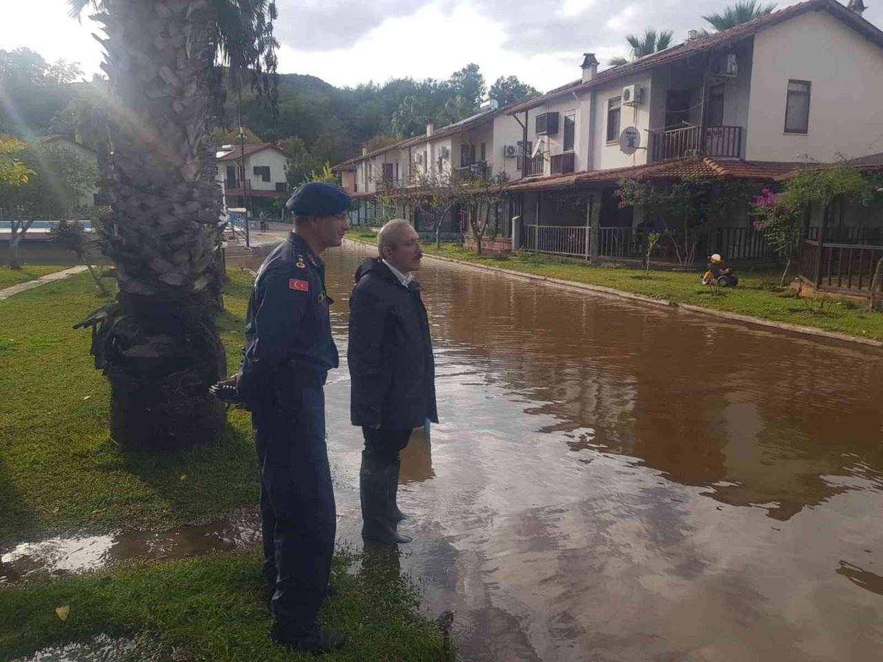 Fethiye Kaymakamı Karaman, sel mağdurlarını yalnız bırakmadı