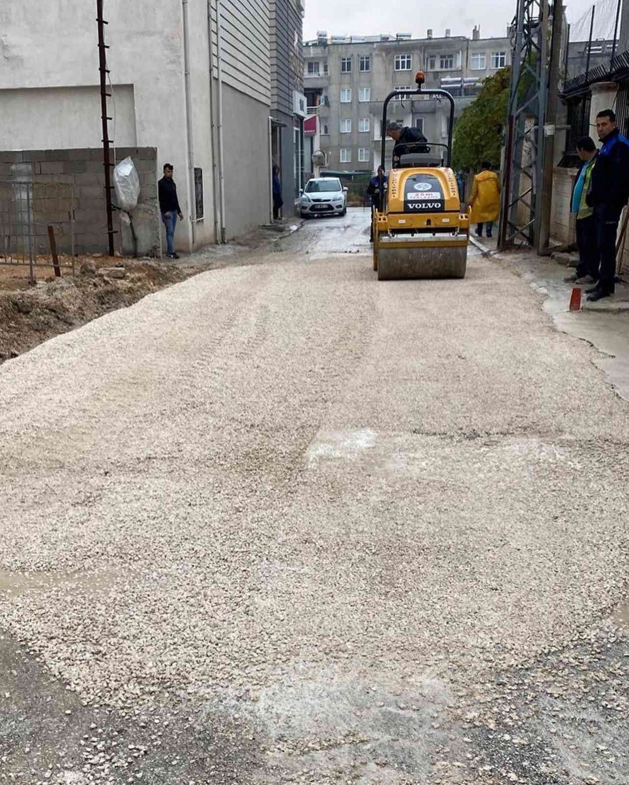 Mut’ta doğalgaz çalışmalarında bozulan yollar onarılıyor