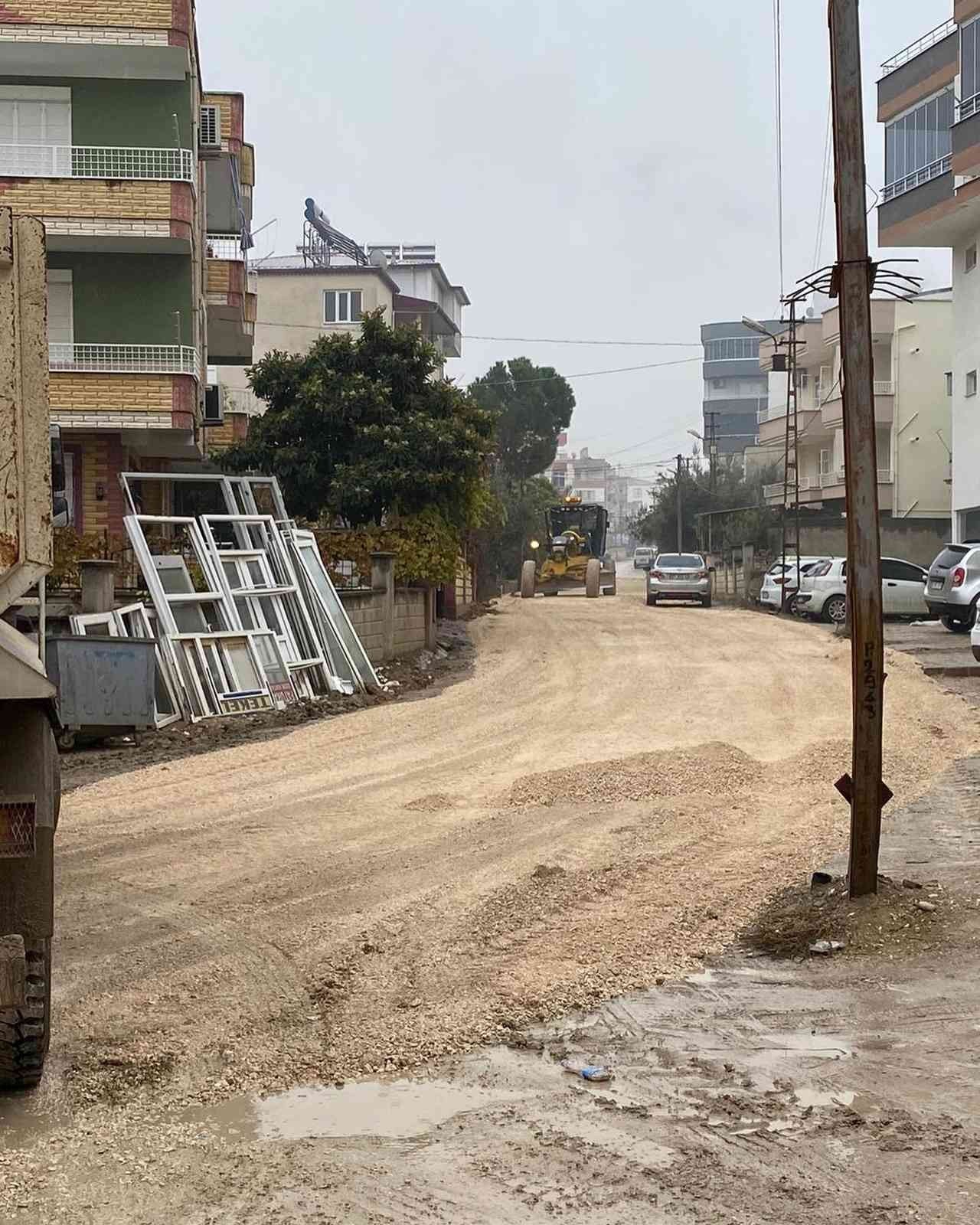 Mut’ta doğalgaz çalışmalarında bozulan yollar onarılıyor