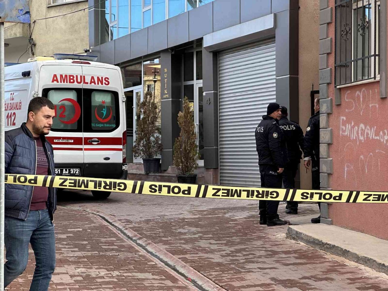 Apart otelde biri kadın iki gencin cesedi bulundu