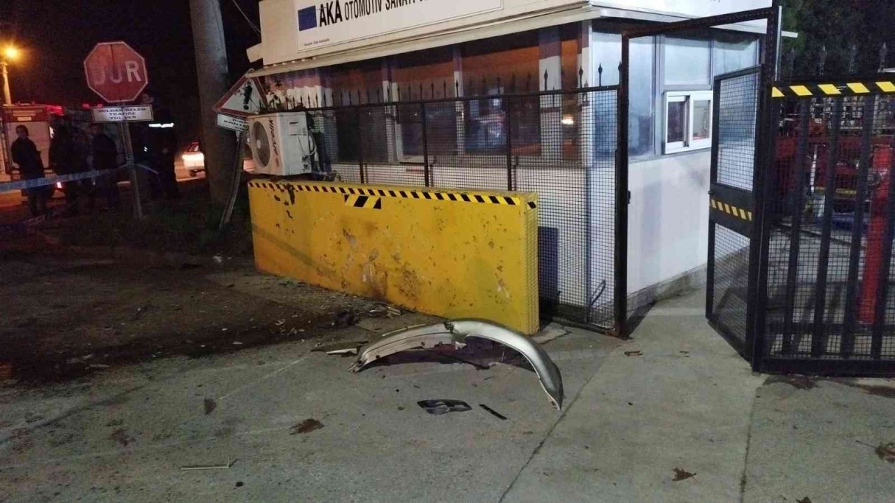 Duvara çarpıp takla atan otomobil 2 kişiye mezar oldu, kaza anı kamerada