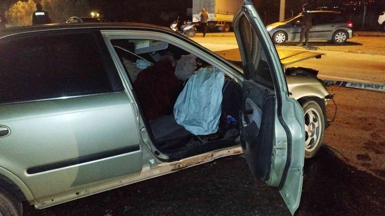 Duvara çarpıp takla atan otomobil 2 kişiye mezar oldu, kaza anı kamerada