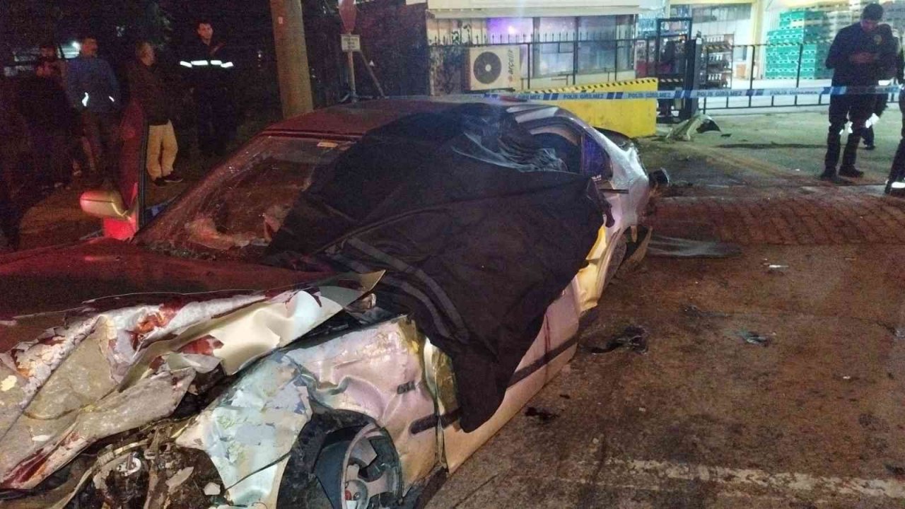 Duvara çarpıp takla atan otomobil 2 kişiye mezar oldu, kaza anı kamerada