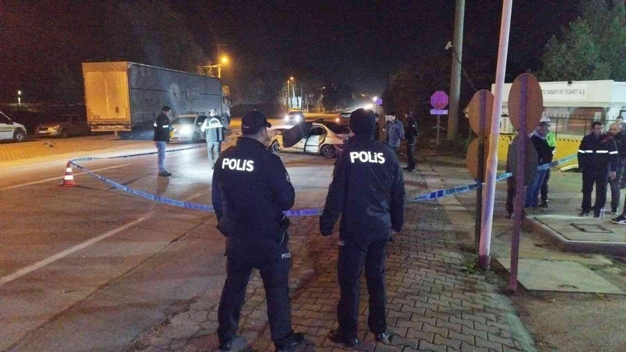 Duvara çarpıp takla atan otomobil 2 kişiye mezar oldu, kaza anı kamerada