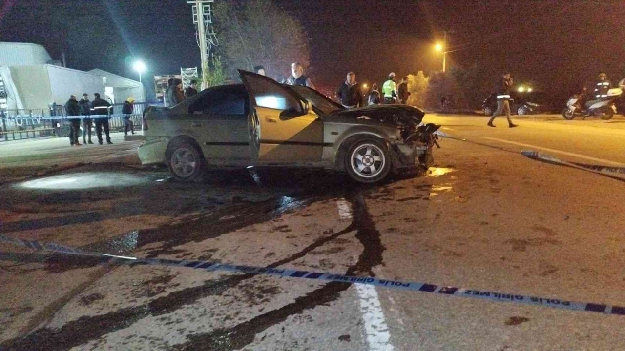 Duvara çarpıp takla atan otomobil 2 kişiye mezar oldu, kaza anı kamerada