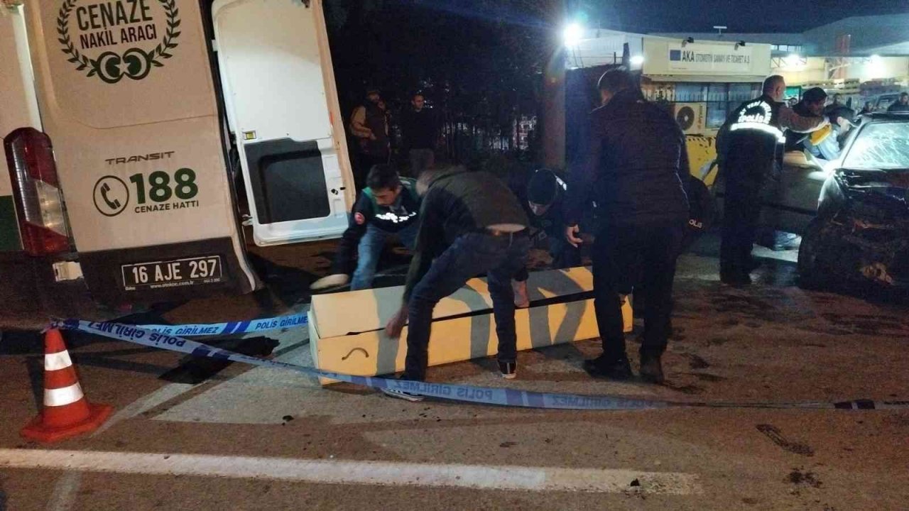 Duvara çarpıp takla atan otomobil 2 kişiye mezar oldu, kaza anı kamerada