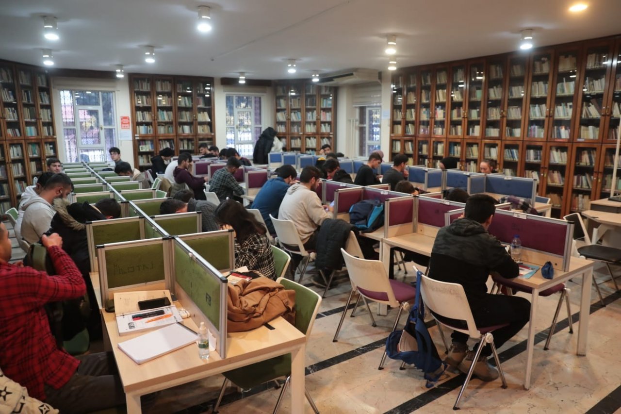 Sınavlara hazırlanan öğrencilere kitap