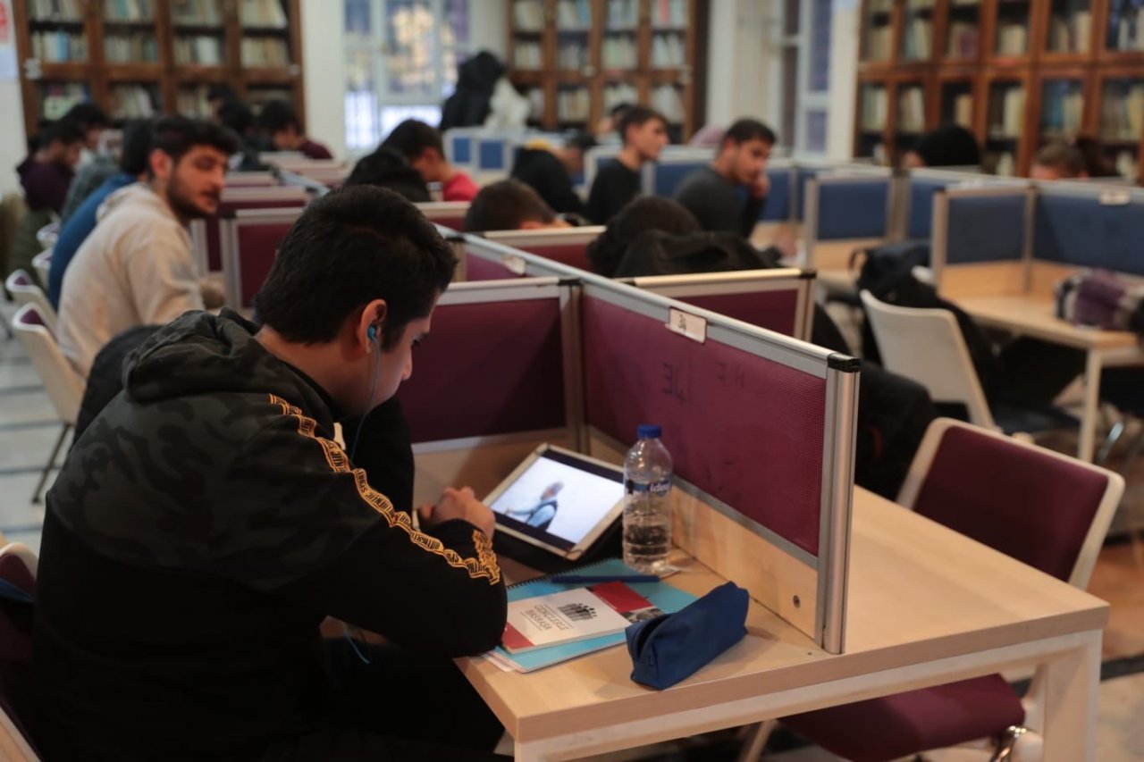 Sınavlara hazırlanan öğrencilere kitap