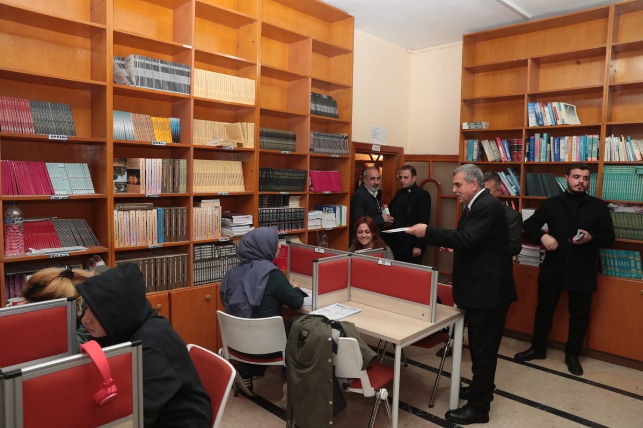 Sınavlara hazırlanan öğrencilere kitap